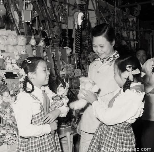 老照片：五六十年代的孩子们如何过儿童节？朝气蓬勃，充满童真！