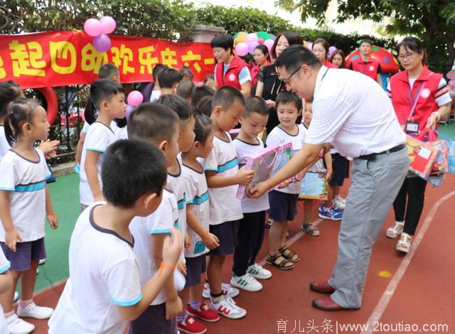 人大代表、党代表和福永社区幼儿 共庆“六一”儿童节