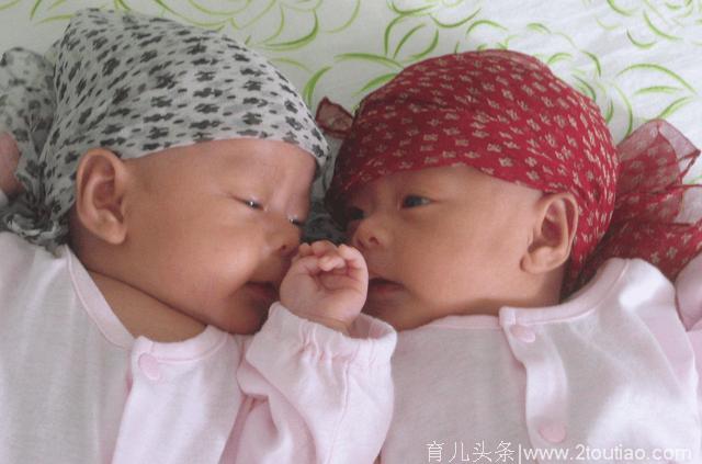 25岁孕妇产下双胞胎，当丈夫看到孩子后，抱着孩子跪地大哭！