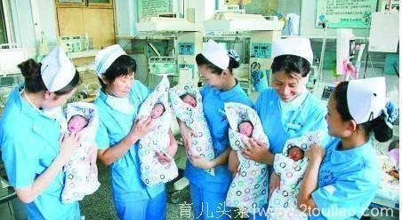 30岁孕妇生下五胞胎，看到孩子性别后，老公大呼：日子没法过了