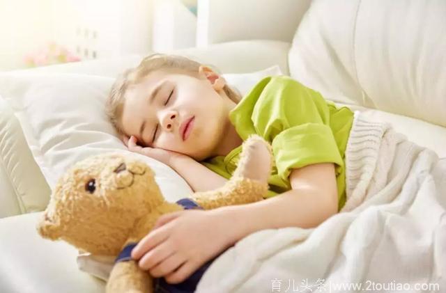 到底多大适合分床睡？恰当的分床时间，对孩子安全感建立影响大