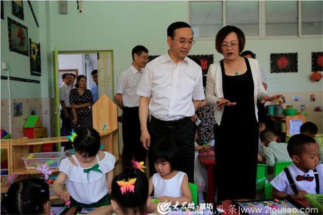 高新区党工委副书记宋赤锋走访东风幼儿园与孩子一起过“六一”