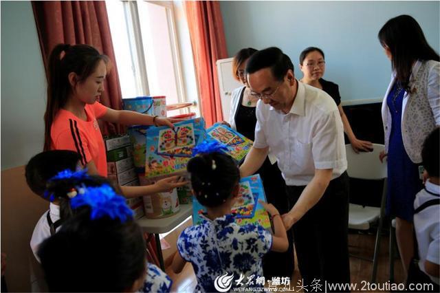 高新区党工委副书记宋赤锋走访东风幼儿园与孩子一起过“六一”