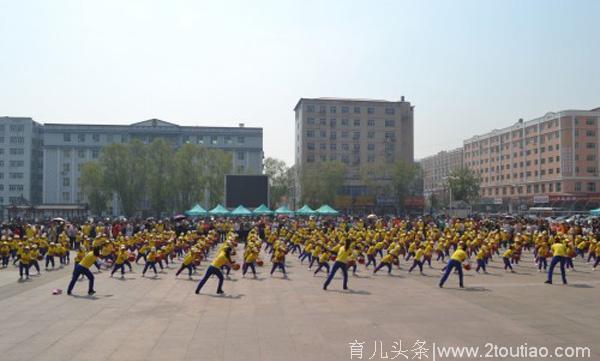 县实验幼儿园举办“家园同乐 放飞梦想”亲子运动会