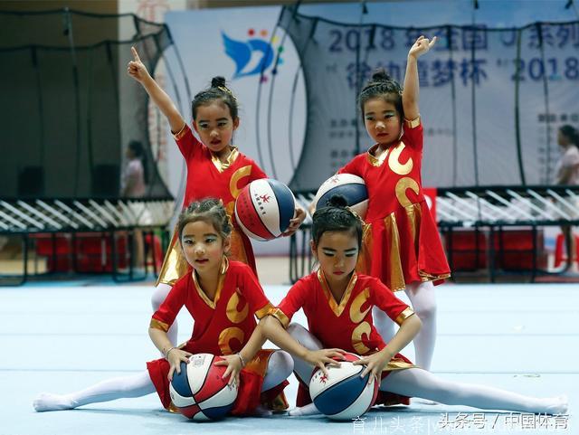 全国幼儿大众蹦床表演大会开幕 陆春龙：一定让女儿体验蹦床乐趣