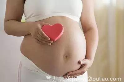 产妇生下孩子9个月后，感觉肚子还会动，医生的话让两人又喜又忧