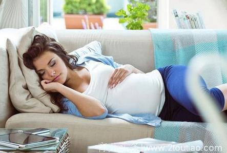 怀孕了，一定要左侧睡吗？睡不舒服、胎动频繁也不能换睡姿？
