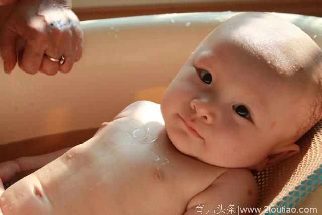宝宝洗澡竟失聪？宝宝的这几个部位再“脏”也不能随意碰！