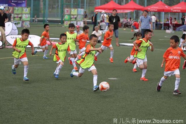 让梦想与足球一起飞——第三届幼儿园小小足球联赛在山东省体育中心举行