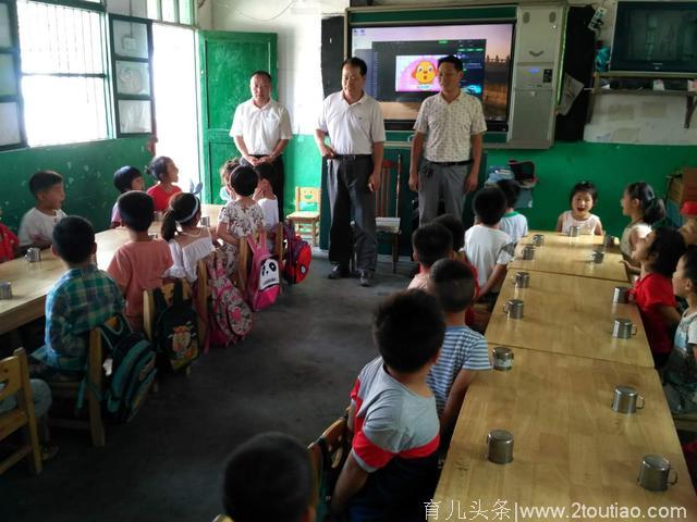 阜南柳沟镇中心小学校长赵东启到中心幼儿园看望幼儿园的小朋友们