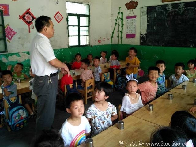阜南柳沟镇中心小学校长赵东启到中心幼儿园看望幼儿园的小朋友们