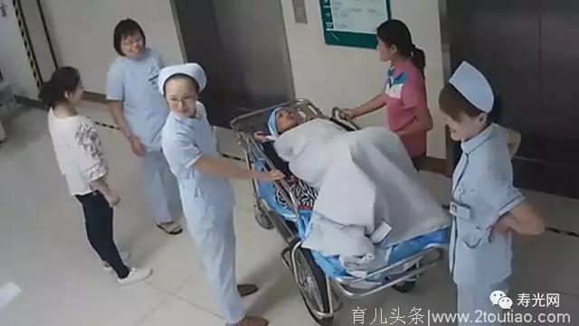 寿光人民医院监控下惊心一幕：一产妇来不及进产房，孩生候诊大厅