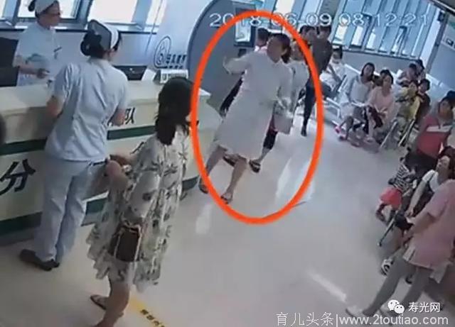 寿光人民医院监控下惊心一幕：一产妇来不及进产房，孩生候诊大厅