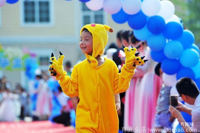 青岛：幼儿园毕业小朋友走红毯 造型奇特古今中外兼具