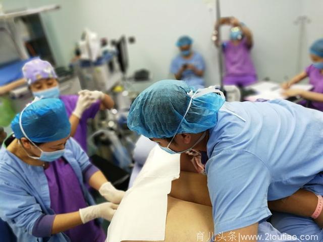 佛山290斤“高龄”孕妇第4胎分娩，医护人员惊出一身汗
