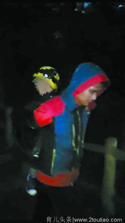 游客被暴雨困在慕田峪长城，消防背起4名幼儿把全员护送下山