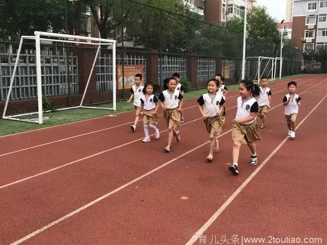 大班的孩子们也要毕业了，他们提前来小学感受未来的学习生活！