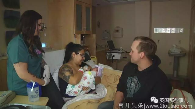 妈妈产后陷入昏迷，这位新手奶爸亲自上阵给娃喂起了“母乳”