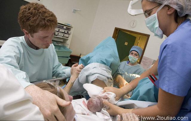 大学生流产5次，第6次怀孕生下孩子后，医生严重警告老公