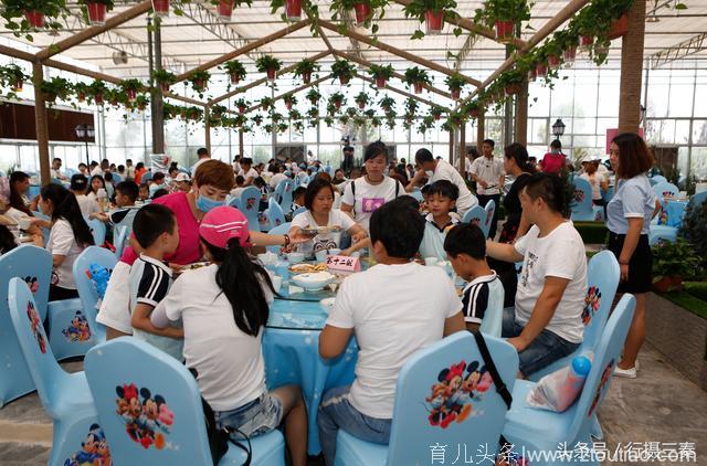 放飞梦想快乐起航 百名幼儿毕业季体验亲子游 特色小吃娃们好喜欢