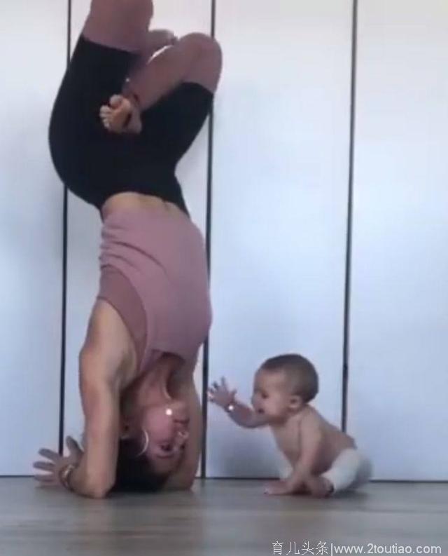 妈妈正忙着做瑜伽倒立，宝宝接下来的动作，让妈妈哭笑不得