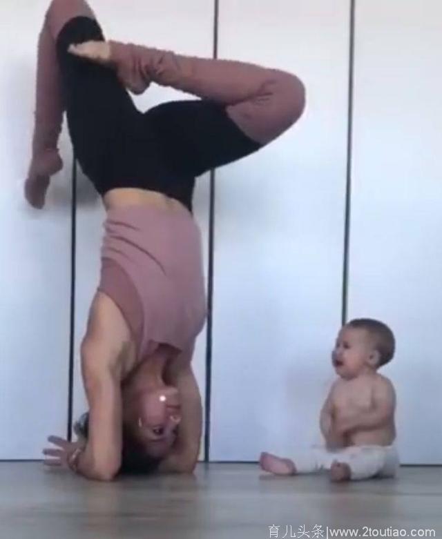 妈妈正忙着做瑜伽倒立，宝宝接下来的动作，让妈妈哭笑不得