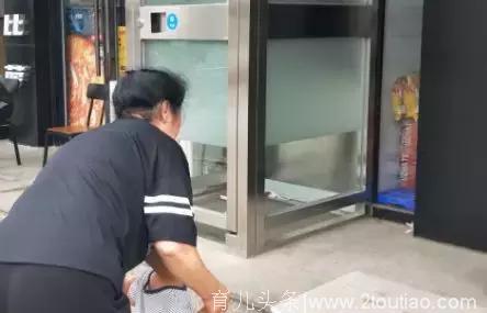 20个月大幼儿误入银行ATM机安全舱被困，民警强行开锁将孩子救出