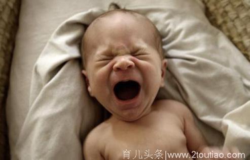 2个月宝宝持续高烧不退，医生看到宝宝的头后，当场怒斥宝妈