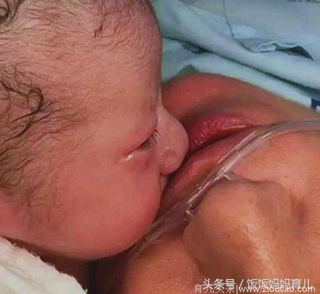 一产妇产后大出血，新生宝宝努力的亲吻妈妈，把万名网友感动哭了