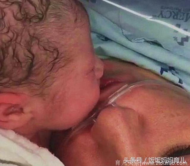 一产妇产后大出血，新生宝宝努力的亲吻妈妈，把万名网友感动哭了