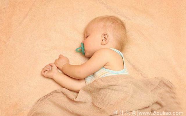 宝宝什么时候可以睡枕头，怎么才能睡出好头型，宝妈千万不要错过
