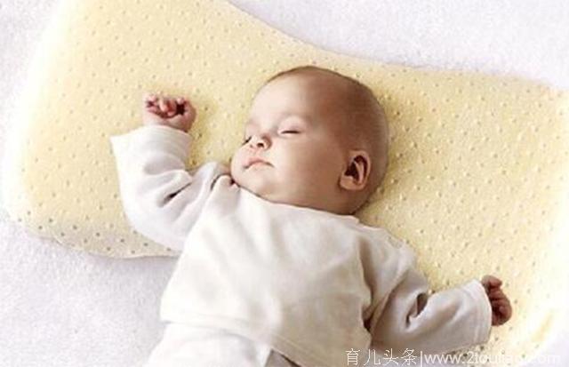 宝宝什么时候可以睡枕头，怎么才能睡出好头型，宝妈千万不要错过