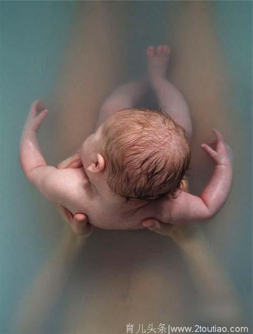 水中分娩升级版！俄罗斯孕妇竟在红海里生孩子，引数万网友评论