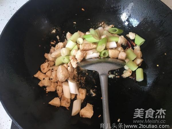 宫保鸡丁的做法：夏天吃这道菜有助于儿童成长，老人健康