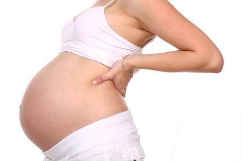 女子肚子变大以为是吃多了，怀孕没感觉，在厕所里发现自己怀孕了