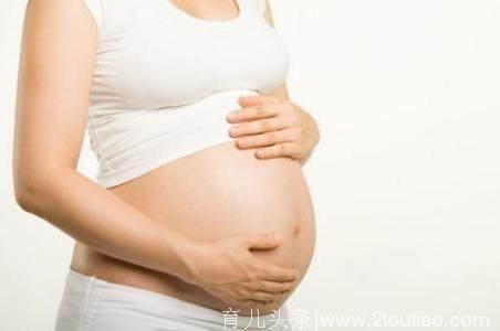 女子肚子变大以为是吃多了，怀孕没感觉，在厕所里发现自己怀孕了