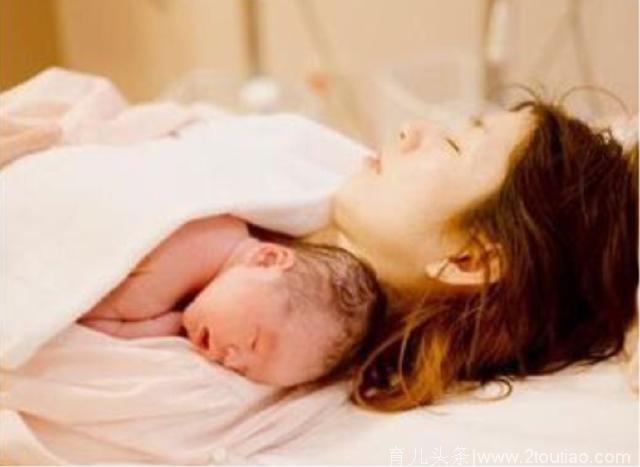 剖腹产产妇产后去枕平躺六小时，有两种原因，家人要注意这两点