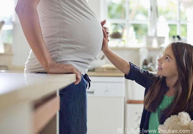 临产前妈妈很辛苦，宝宝也做足了分娩准备，可不是吃喝玩乐加睡觉