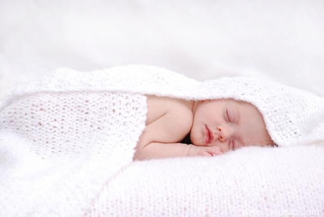 宝宝睡觉有这几种习惯，家长要及时纠正，伤害不止一丁点