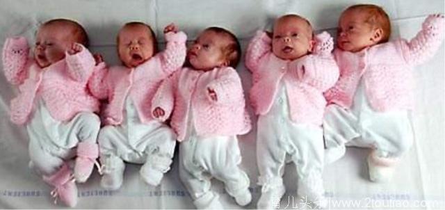 爸爸姓薛，随口给四胞胎取名字，填登记表的小护士笑得站不起来