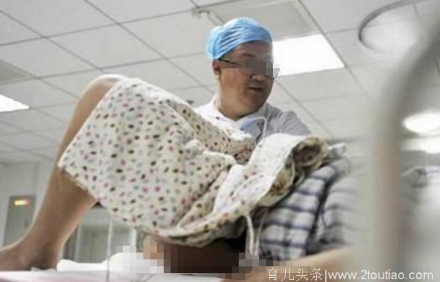 超尴尬！孕妇顺产生孩子时用力过猛 男医生无辜躺枪