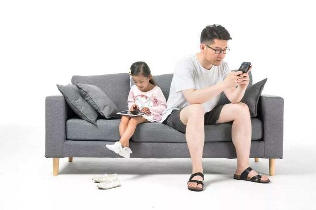 玩手机和不玩手机的孩子，长大后会有什么区别？为孩子健康瞅一眼
