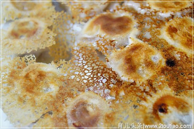 水煎饺子是用淀粉水还是面粉水？很多人用错了，难怪没有“冰花”