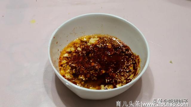 做法简单，香辣开胃的凉拌松花蛋豆腐，味道很丰富，刮油脂助消化