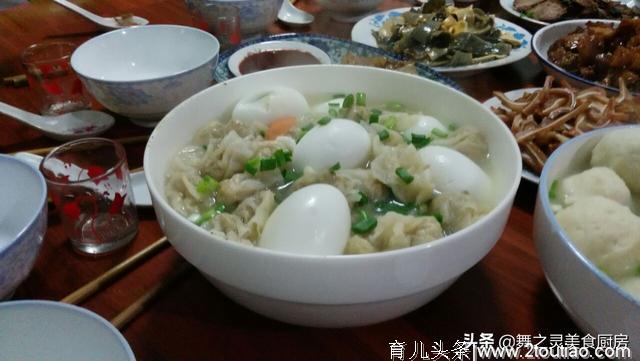 一大家7口人这样吃年夜饭，网友：一看这菜就知道是我老乡