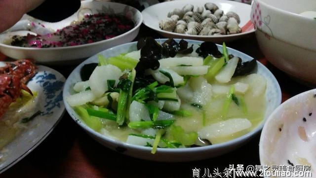 一大家7口人这样吃年夜饭，网友：一看这菜就知道是我老乡