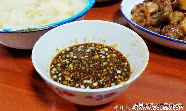 一大家7口人这样吃年夜饭，网友：一看这菜就知道是我老乡