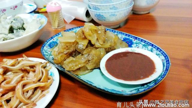 一大家7口人这样吃年夜饭，网友：一看这菜就知道是我老乡