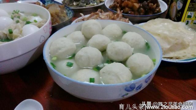 一大家7口人这样吃年夜饭，网友：一看这菜就知道是我老乡