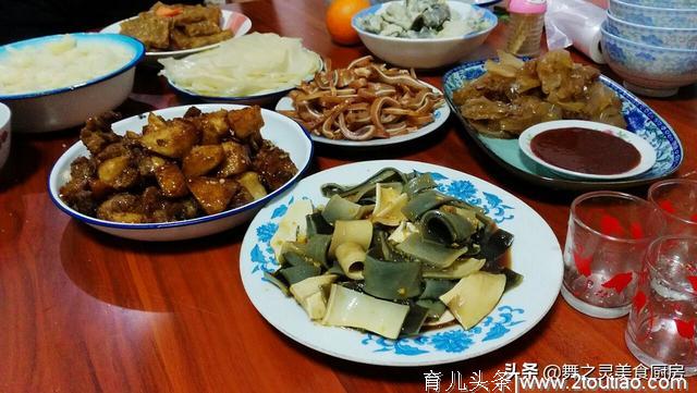 一大家7口人这样吃年夜饭，网友：一看这菜就知道是我老乡